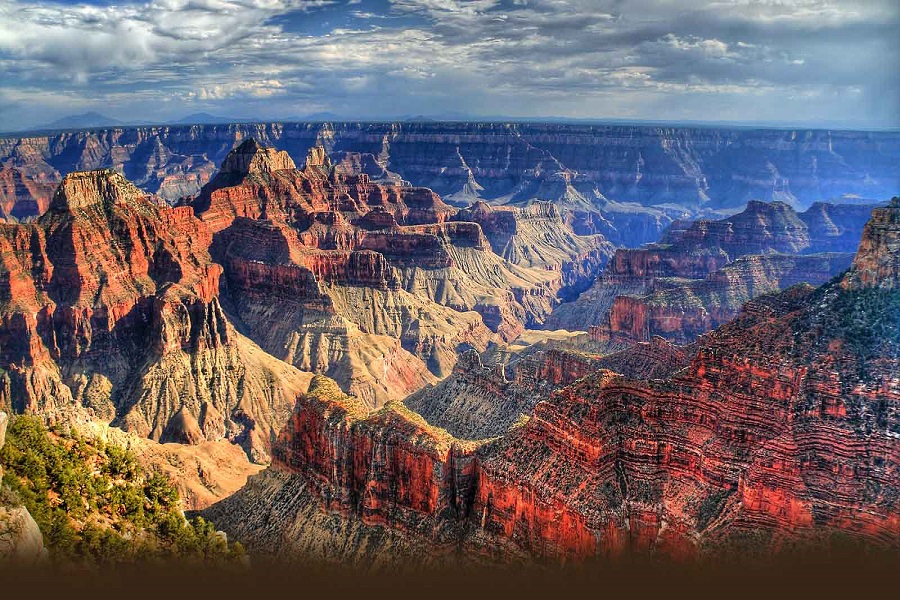 Grand Canyon adalah ngarai terbesar di dunia yang panjangnya 450 km. Pada beberapa tempat, dinding ngarai itu berkedalaman lebih dari 1 km. Jauh di dasar sungai, mengalir sungai Colorado.