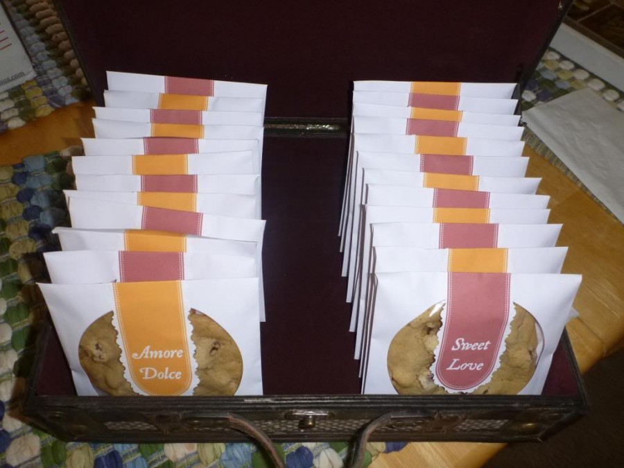 Souvenir unik berbentuk CD yang berisikan coklat coko chip Souvenir unik berbentuk CD