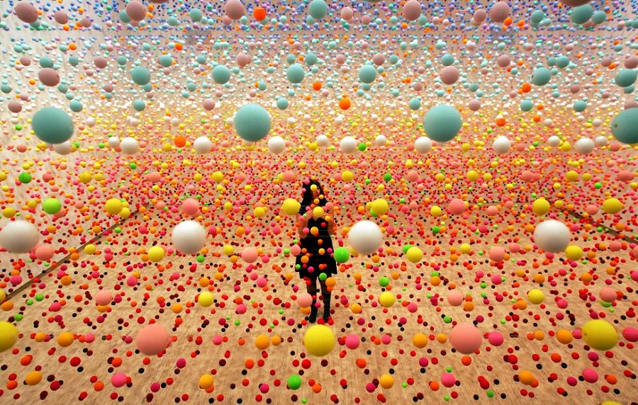 Surreal art bola-bola unik lucu Surreal art bola-bola unik lucu