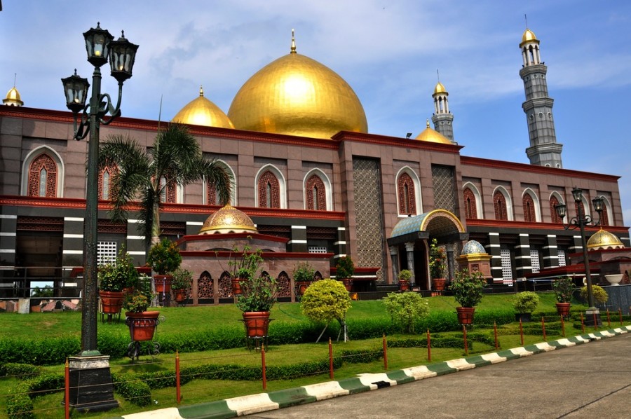 Masjid Kubah Emas, Masjid Terbesar di Asia Tenggara