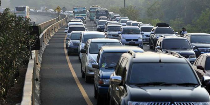 Macet di jalan tol