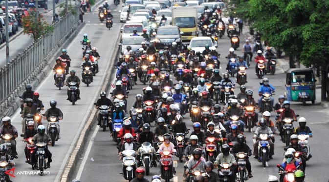 Pengendara motor di jalur busway