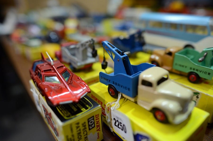 Mobil mainan dinky