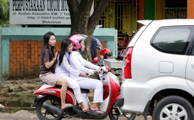 Satu motor bertiga