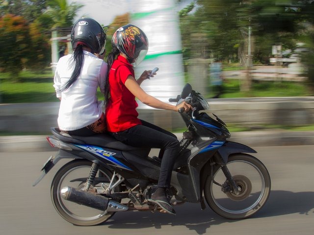 bermain ponsel ketika berkendara