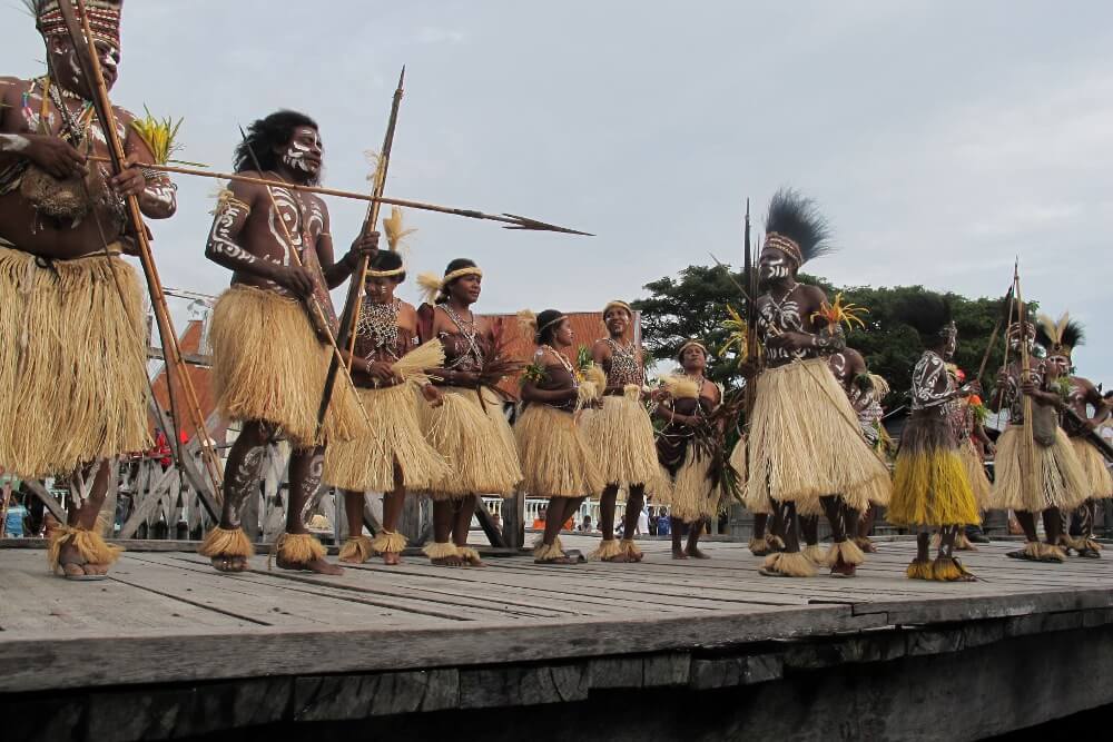 Pakaian adat pria Papua