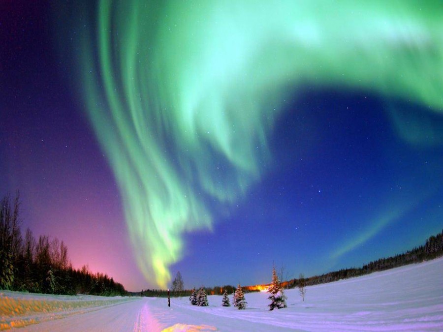 Aurora adalah fenomena alam yang kenampakannya seperti pancaran cahaya yang menyala-nyala di langit. Fenomena ini terjadi akibat interaksi antara medan magnetik sebuah planet. Di bumi, kita dapat melihatnya di kutub utara (Aurora Borealis) dan kutub selatan (Aurora Australis).