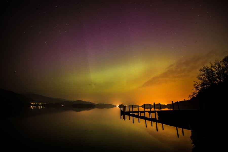 Aurora borealis di Derwent Water dekat Keswick, England