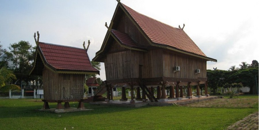 Rumah Adat Panggung Jambi
