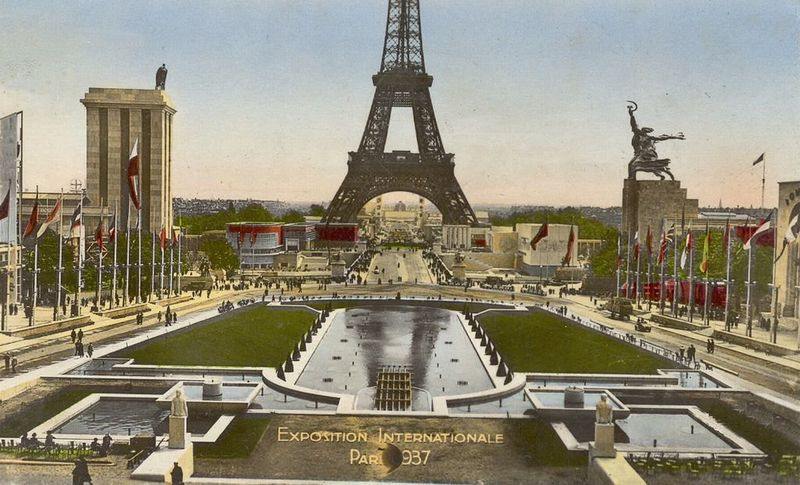 Menara Eiffel Menjadi Pusat dari Paris World Fair.