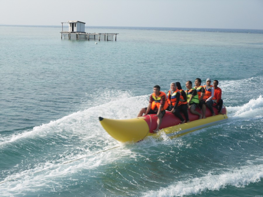 Permainan Wahana Air Banana Boat Pulau Tidung