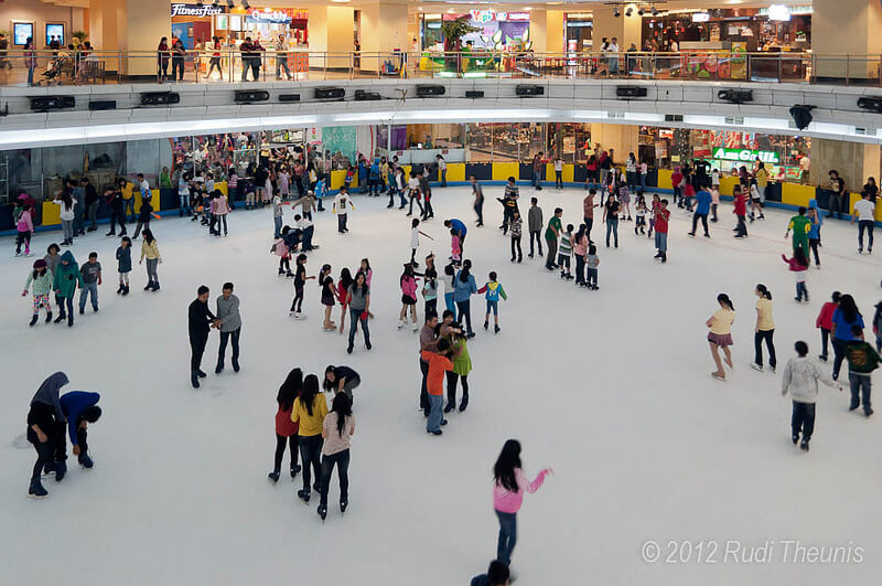 Wisata Ice Skating di Sky Rink Mall Taman Anggrek Jakarta