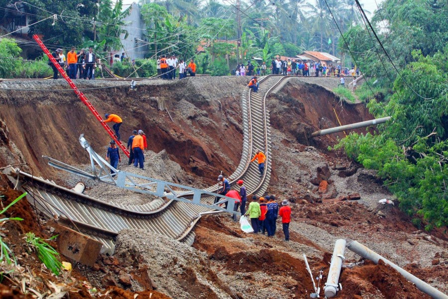 12 Penyebab Tanah Longsor  yang Harus Kita Waspadai