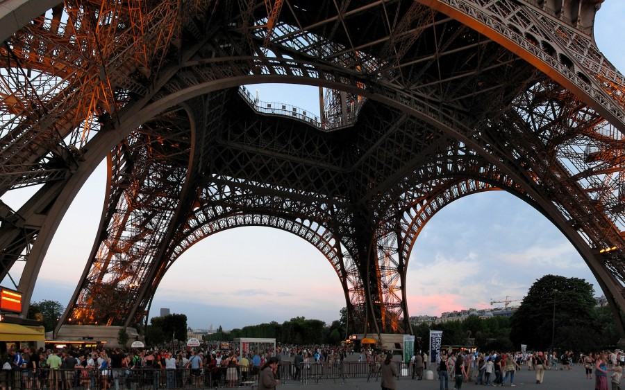 Proyek Pembangunan Menara Eiffel 
