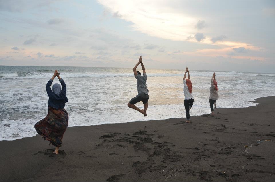 Yoga di Tepi Pantai Pulau Pari