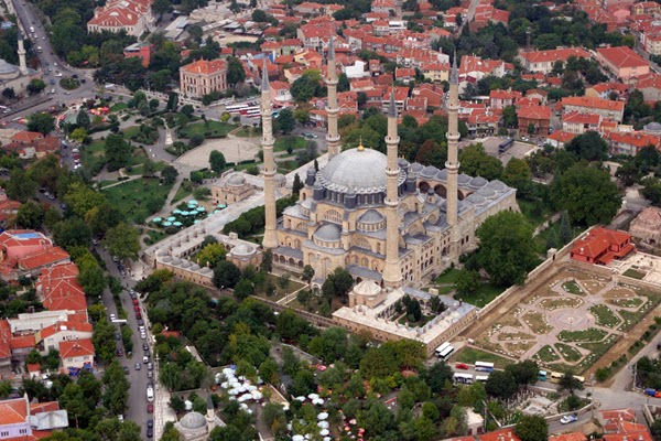 Masjid Selimiye punya menara tinggi anti gempa