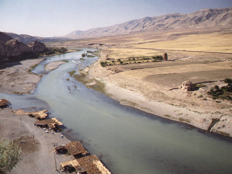 Sungai Eufrat Berubah Menjadi Emas