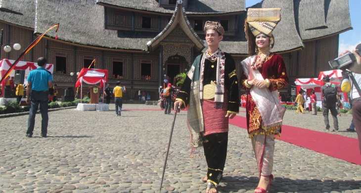  Pakaian  Adat  Sumatera  Barat  dan Makna Simboliknya